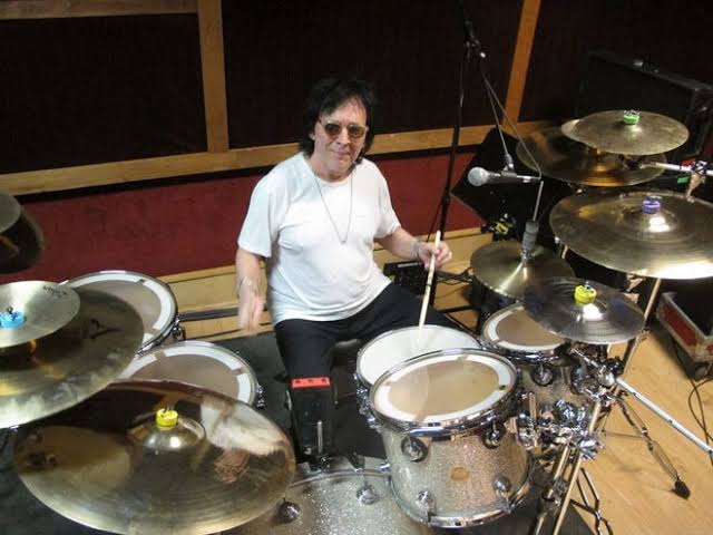 Peter Criss’s Emotional Goodbye: Original KISS Drummer Bids Farewell to Fans and Bandmates…