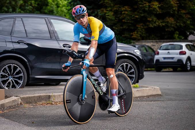 Positieve stappen: Wout Van Aert onthult revolutionair nieuw fietsontwerp, waarmee hij beweert een snelheidsverhoging van 10% te krijgen…