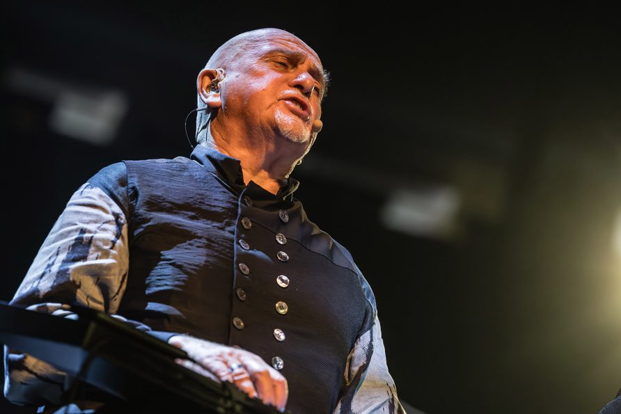 Ontwijkende Terugkeer: Peter Gabriel onthult zijn eerste nieuwe album in…