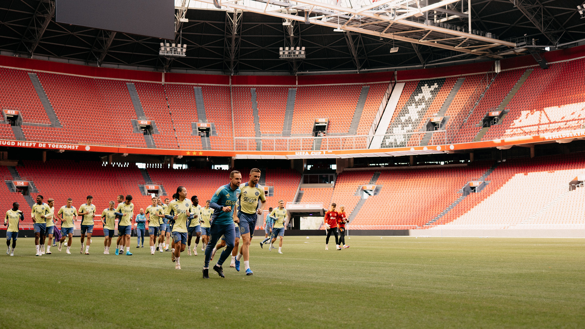 KICKOFF FEVER: Johan Cruyff Arena elektrificeert met high-stakes voetbalactie…