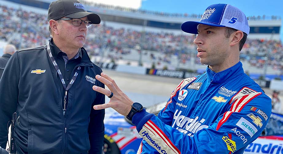 Larson Left Reeling: Stunning Resignation of Crew Chief Cliff Daniels Throws…