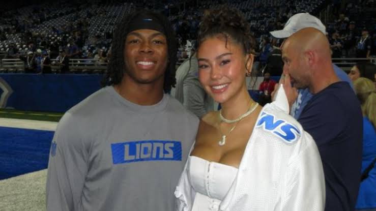 BREAKING NEWS: Jahmyr Gibbs of the detroit lion has finally proposed to his long time girlfriend- ‘Nicole Anderson’ as they publickly appear on social media for the first time in…