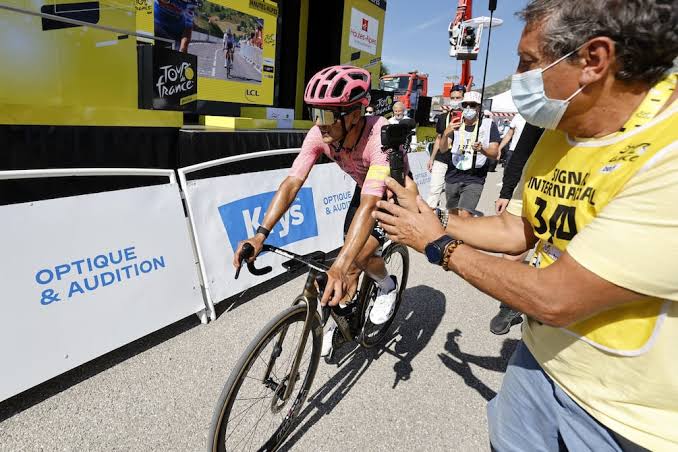 De la hierba a la gracia: Richard Carapaz y su inclusión en el Salón de la Fama del Ciclismo…