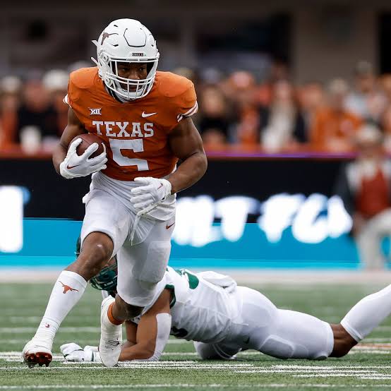 Bijan Robinson Breaks Record: Texas Longhorns Star Running Back Surpasses 3,000-Yard Mark…