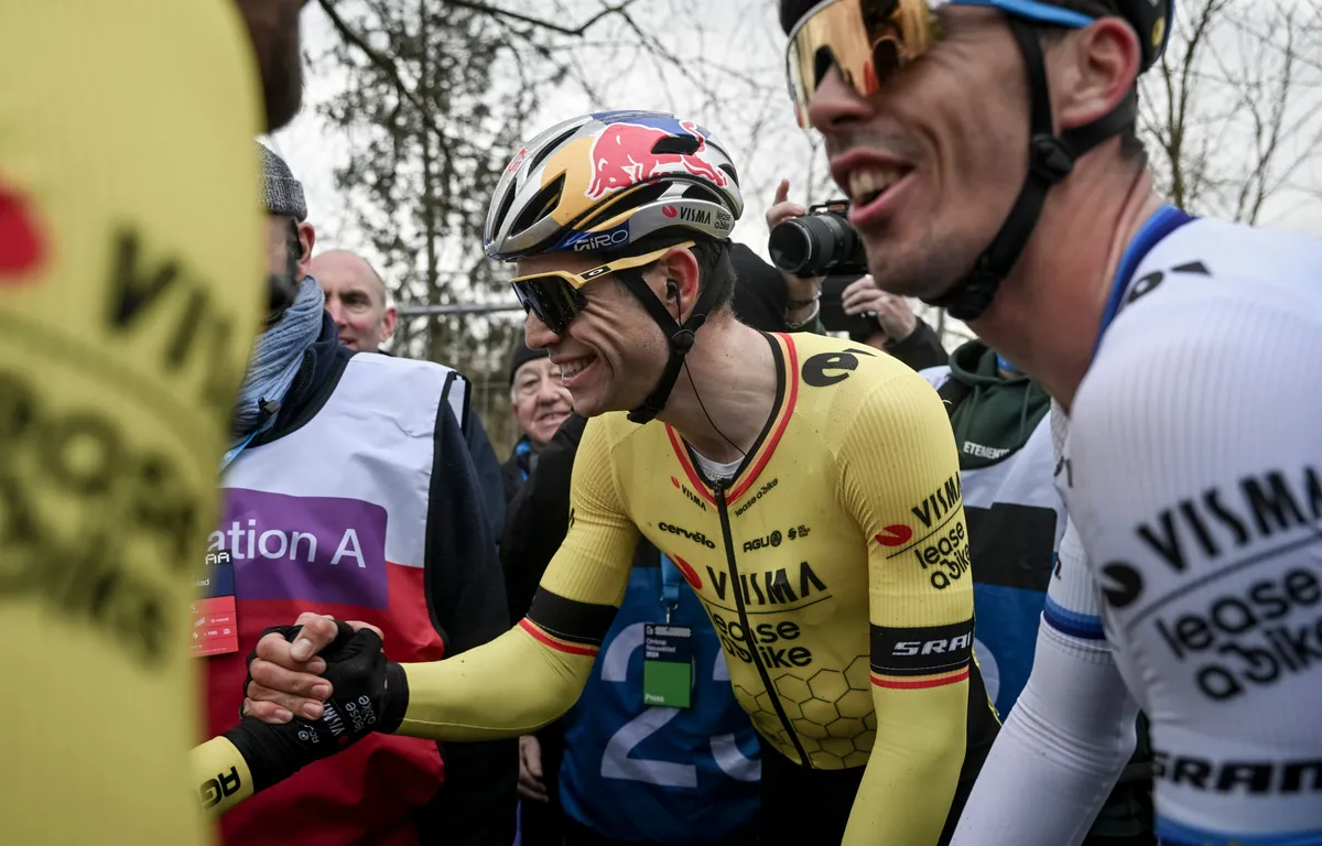 VAN AERT BRACHTE EEN ERENGEBRUIK AAN ZIJN HELD: Een Ontroerende Eerbetoon aan de Mentor Die Zijn Fietsen Vormgaf…