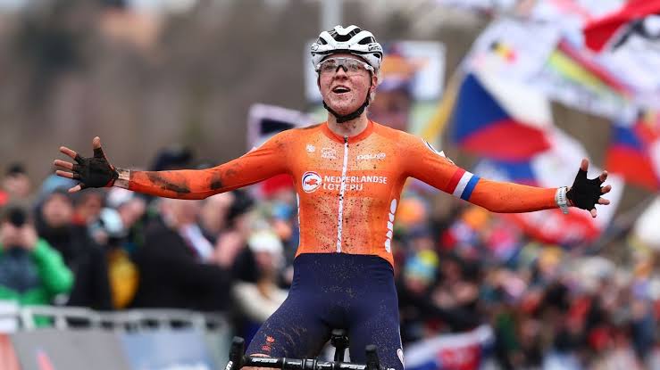 VAN DER POEL ONSTOPBAAR! 4X CYCLO-CROSS KAMPIOEN LAAT RIVALEN ETEN…