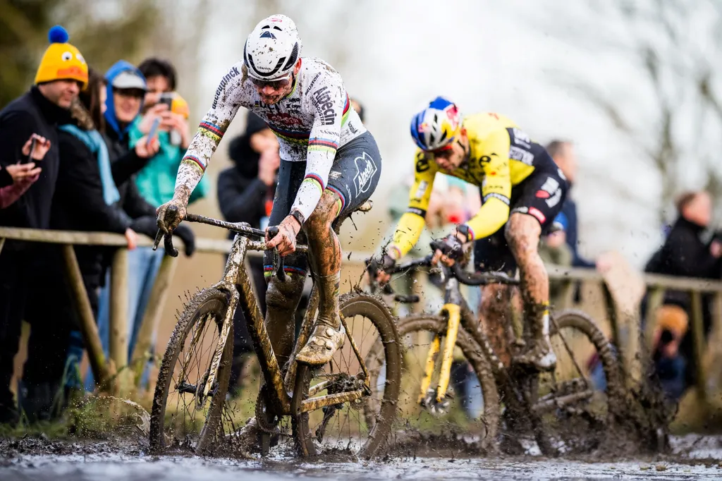 ZWAARDEN KRUISEN! Mathieu van der Poel vs Wout van Aert: De Ultieme Cyclo-cross Showdown bij…