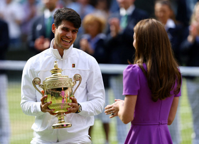 Carlos Alcaraz domina a Novak Djokovic para retener la corona de Wimbledon….